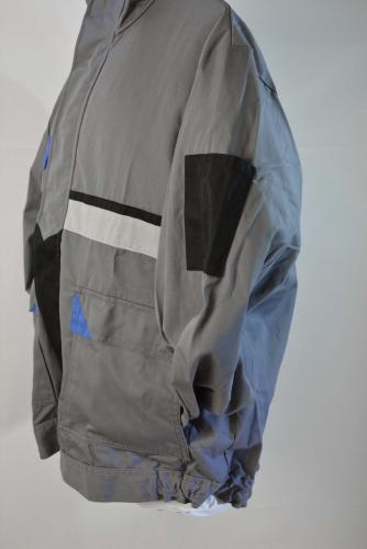Arbeitsjacke mit verdeckter Druckknopfleiste und Reißverschluss in dunkelgrau